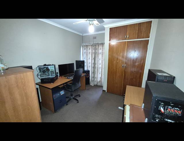 3 BEDROOM HOUSE TO LET IN MODEL PARK